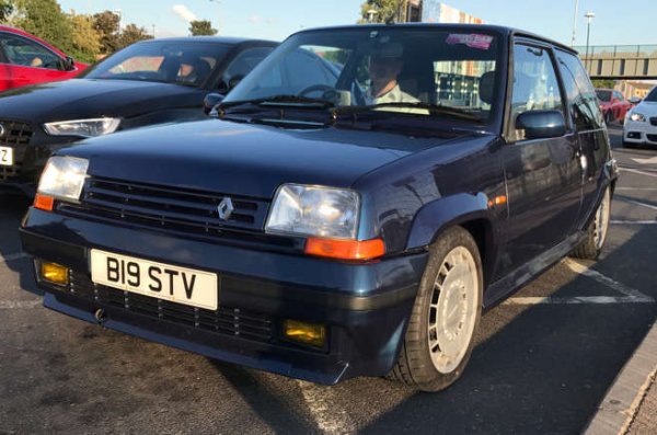 Двигателят на Renault 5 GT Turbo явно противоречи на футуристичния екстериор, излязъл от молива на Марчело Гандини доста преди 80-те години.

Въпреки това, добавянето на турбо издигна този 853-килограмов хотхеч до невероятна скорост. Нещо повече, поради лекото му тегло - заявеният разход явно е възможен. Големият проблем и тук, разбира се, е да не натискате този френски класик.